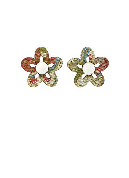 white-stone-lobe-flowers-earrings